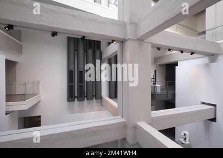 Istanbul, Türkei - Dezember 17 2022: Blick auf das Atrium und die Kunstausstellungshalle mit Betonstruktur des MSGSU Museum of Painting and Skulpture Stockfoto