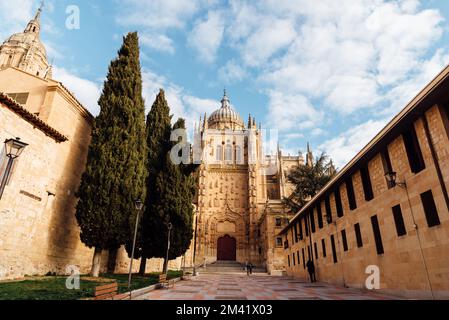 Salamanca, Spanien - 15. Januar 2022: Malerische Außenansicht der Kathedrale ein sonniger Tag am frühen Morgen Stockfoto