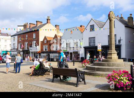 Knaresborough North Yorkshire die Menschen saßen am Kriegsdenkmal im Knaresborough Market Place Knaresborough Yorkshire England GB Europa Stockfoto