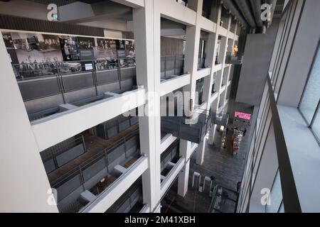 Istanbul, Türkei - Dezember 17 2022: Eingangsgalerie mit Betonstruktur des MSGSU Museum of Painting and Sculpture, umgestaltet von Emre Arolat Stockfoto