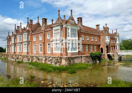 Sommerblick auf die begrabene Helmingham Hall mit Blick auf die Landschaft am blauen Himmel Stockfoto