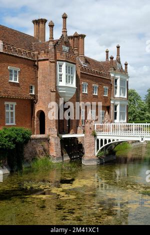 Sommerblick auf den Eingang der begrabenen Helmingham Hall mit Zugbrücke und Blick auf das blaue Potrait Stockfoto