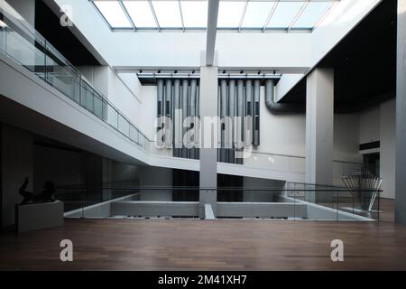 Istanbul, Türkei - Dezember 17 2022: Blick auf das Atrium und die Kunstausstellungshalle mit Betonstruktur des MSGSU Museum of Painting and Sculpture neu gestaltet Stockfoto