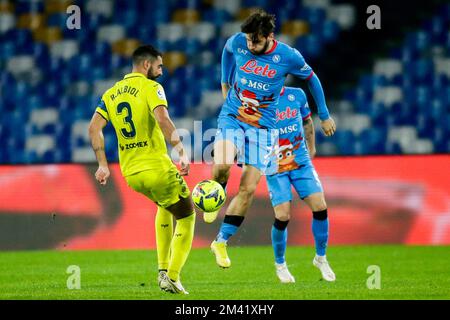 Der spanische Verteidiger von Villareal, Raul Albiol, fordert den Ball mit dem Stürmer Khvicha Kvaratskhelia von SSC Napoli während des Freundschaftsspiels zwischen SSC Napoli und Villareal im Stadion Diego Armando Maradona in Neapel, Süditalien, am 17. Dezember 2022. Stockfoto