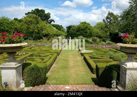 Eintritt in den Parterre Garden, flankiert von Steinurnen im Sommer mit blauem Himmel und Blick auf die Landschaft Stockfoto