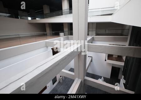 Istanbul, Türkei - Dezember 17 2022: Blick auf das Atrium und die Kunstausstellungshalle mit Betonstruktur des MSGSU Museum of Painting and Skulpture Stockfoto