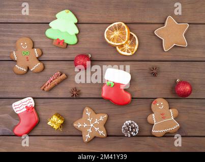 Traditionelle weihnachts-Lebkuchenkekse über einem Holztisch. Stockfoto