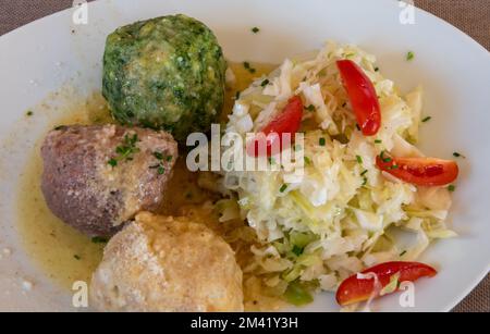 Knödel oder Canederli Brotknödel mit Kohl, eine typische Spezialität von Südtirol oder Südtirol, Italien Stockfoto