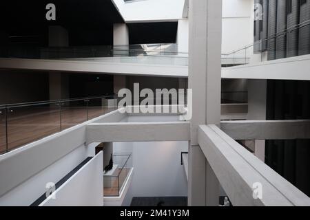 Istanbul, Türkei - Dezember 17 2022: Blick auf das Atrium und die Kunstausstellungshalle mit Betonstruktur des MSGSU Museum of Painting and Skulpture Stockfoto