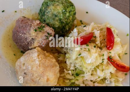 Knödel oder Canederli Brotknödel mit Kohl, eine typische Spezialität von Südtirol oder Südtirol, Italien Stockfoto