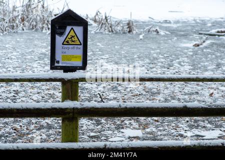 Farnham Common, Buckinghamshire, Großbritannien. 17.. Dezember 2022. Halten Sie sich vom Eisschild in der Nähe eines Teiches fern. Die Wälder in Burnham Beeches in Buckinghamshire sahen heute noch wie ein Winterwunderland aus, da Schnee auf den Bäumen blieb und die Teiche zugefroren waren. Burnham Beeches ist ein Ort von besonderem wissenschaftlichen Interesse und ein Paradies für Wildtiere. Die Temperaturen werden diese Woche ansteigen, und es wird starker Regen vorhergesagt. Kredit: Maureen McLean/Alamy Live News Stockfoto