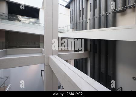 Istanbul, Türkei - Dezember 17 2022: Blick auf das Atrium und die Kunstausstellungshalle mit Betonstruktur des MSGSU Museum of Painting and Sculpture neu gestaltet Stockfoto