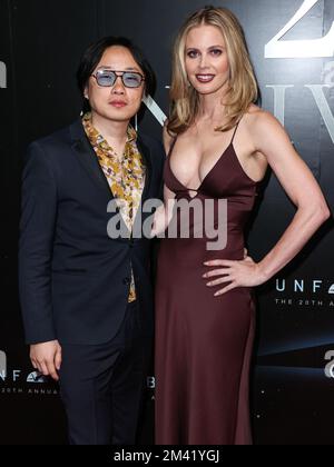 BEVERLY HILLS, LOS ANGELES, KALIFORNIEN, USA - DEZEMBER 17: Jimmy O. Yang und Brianne Kimmel kommen am 17. Dezember 2022 im Beverly Hilton Hotel in Beverly Hills, Los Angeles, Kalifornien, USA, zu den unvergesslichen Gala Asian American Awards 20.. (Foto von Xavier Collin/Image Press Agency) Stockfoto