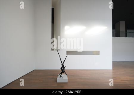 Istanbul, Türkei - Dezember 17 2022: Ausstellungs- und Versammlungssaal mit Betonstruktur des MSGSU Museum of Painting and Sculpture, neu gestaltet von EAA Stockfoto