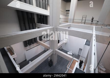 Istanbul, Türkei - Dezember 17 2022: Blick auf das Atrium und die Kunstausstellungshalle mit Betonstruktur des MSGSU Museum of Painting and Skulpture Stockfoto