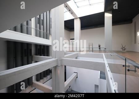 Istanbul, Türkei - Dezember 17 2022: Blick auf das Atrium und die Kunstausstellungshalle mit Betonstruktur des MSGSU Museum of Painting and Skulpture Stockfoto
