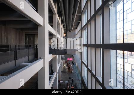 Istanbul, Türkei - Dezember 17 2022: Eingangsgalerie mit Betonstruktur des MSGSU Museum of Painting and Sculpture, umgestaltet von Emre Arolat Stockfoto