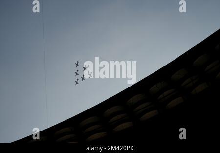 Flugzeuge fliegen über das Lusail Stadium, Katar. Foto: Sonntag, 18. Dezember 2022. Stockfoto