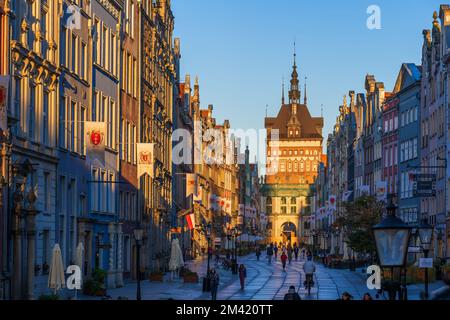 Sonnenaufgang in der Altstadt von Gdańsk in Polen. Die Long Lane (Ulica Długa) Fußgängerzone mit Blick auf das Goldene Tor und den Gefängnisturm. Stockfoto