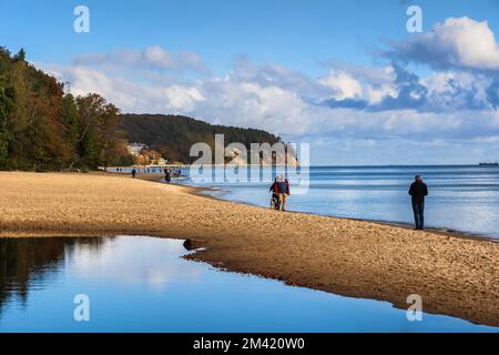 Küstenlandschaft mit Süßwasser des Swelina-Baches und Strand am Golf von Danzig in der Ostsee in Gdynia, Polen. Stockfoto