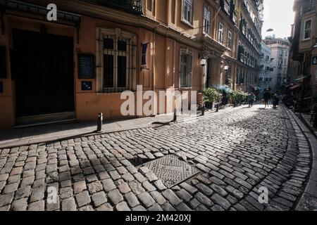 Istanbul, Türkei - Dezember 17 2022: Blick auf den berühmten Touristenplatz Galata, Serdar Ekrem Straße, Beyoglu Viertel Stockfoto