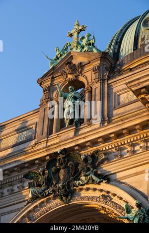 Berlin, Deutschland, Berliner Dom (Berliner Dom, Evangelische Oberste Gemeinde und Kollegialkirche) Westfassade, Kupferstatue des Segens Chris Stockfoto