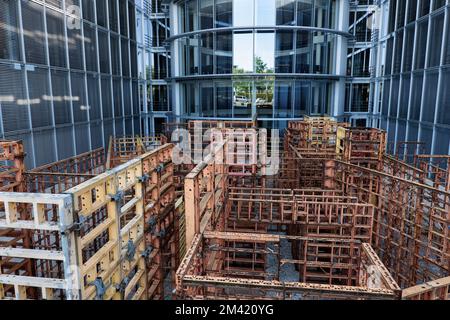 BFD - bündig fluchtend dicht 2001 öffentliche Skulptur von Franka Hörnschemeyer im Deutschen Bundestag, Paul-Loebe-Haus Gebäude. Stockfoto