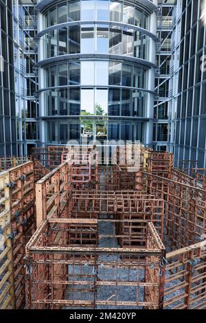 BFD - bündig fluchtend dicht 2001 öffentliche Skulptur von Franka Hörnschemeyer im Deutschen Bundestag, Paul-Loebe-Haus Gebäude. Stockfoto