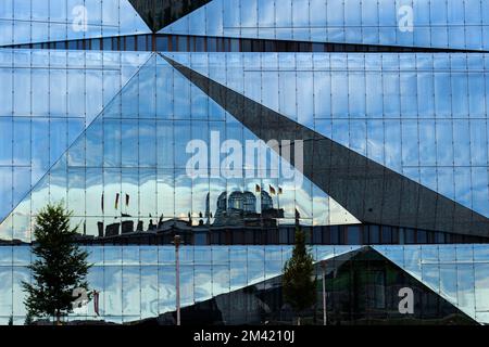Glasfassade Cube Berlin, Smart-Gebäude mit mehreren Mietparteien, zeitgenössische Architektur im Stadtzentrum von Berlin. Stockfoto