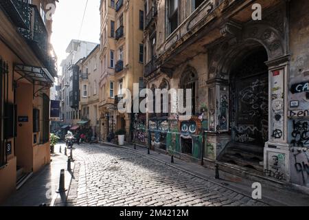 Istanbul, Türkei - Dezember 17 2022: Blick auf den berühmten Touristenplatz Galata, Serdar Ekrem Straße, Beyoglu Viertel Stockfoto