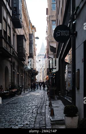 Istanbul, Türkei - Dezember 17 2022: Blick auf den berühmten Touristenplatz Galata, Serdar Ekrem Straße, Beyoglu Viertel Stockfoto