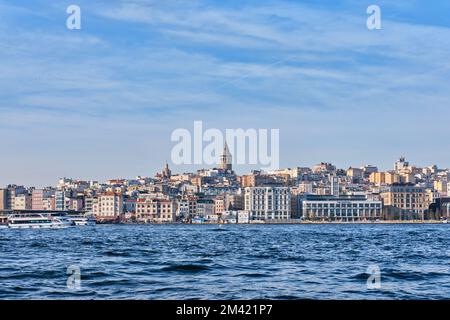 Istanbul Karakoy Uferstadt mit Galataturm. Altes türkisches Wahrzeichen im Beyoglu-Viertel, europäische Seite der Stadt Stockfoto