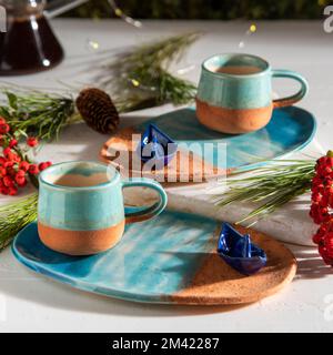Türkische Kaffeetassen aus Keramik auf dem Tisch Stockfoto