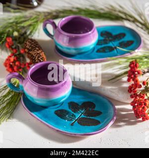 Türkische Kaffeetassen aus Keramik auf einem Tisch mit weihnachtsdekor Stockfoto