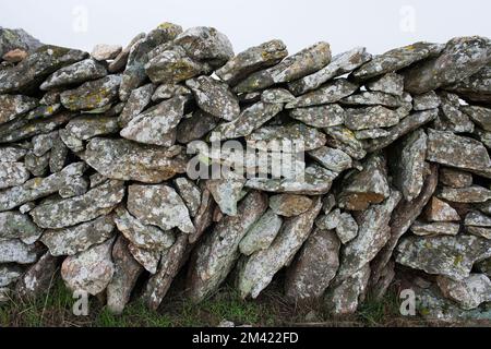 Traditioneller Steinzaun auf dem Land. Gestapelte Steine. Stockfoto