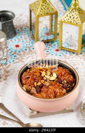 Um Ali oder Om Ali, was die Mutter von Ali bedeutet. Es ist ein traditionelles östliches Dessert aus Brot, Milch und Nüssen. Stockfoto