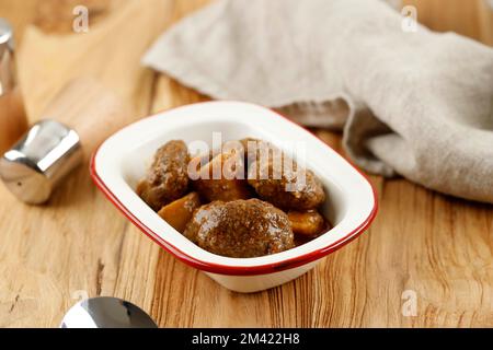 Semur Bola Daging Cincang, scharfes Fleischklößchen, süßer und herzhafter Eintopf mit Kartoffeln. Traditionelle Indonesische Tagesgerichte. Stockfoto