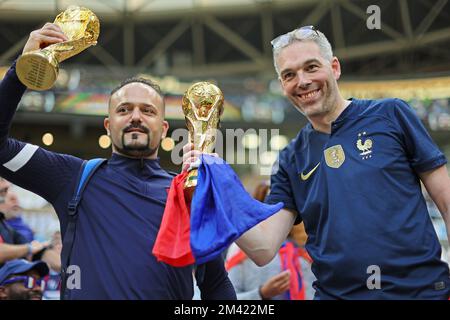 Doha, Katar. 18.. Dezember 2022. Französische Fans, kurz vor dem Spiel zwischen Argentinien und Frankreich, für das Finale der FIFA-Weltmeisterschaft Katar 2022, am Sonntag 18 im Lusail Stadium. 30761 (Heuler Andrey/SPP) Kredit: SPP Sport Press Photo. Alamy Live News Stockfoto