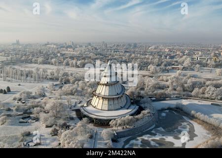 Magdeburg, Deutschland. 18.. Dezember 2022. Blick auf den Jahrtausendturm im Magdeburger Elbauenpark. Die gesamte Hauptstadt des Bundesstaates ist derzeit mit Heiserfrost bedeckt. Bei kalten Temperaturen um minus 8 Grad frieren die feinsten Wassertropfen in Eis. Der deutsche Wetterdienst hat eine Schnee- und Eiswarnung für Sachsen-Anhalt herausgegeben. Kredit: Peter Gercke/dpa-Zentralbild/dpa/Alamy Live News Stockfoto