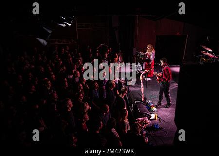 Kopenhagen, Dänemark. 17.. Dezember 2022. Die britische Indie-Rockband Porridge Radio spielt ein Live-Konzert bei VEGA in Kopenhagen. Hier wird die Sängerin und Musikerin Dana Margolin live auf der Bühne gesehen. (Foto: Gonzales Photo/Alamy Live News Stockfoto