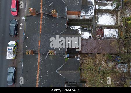 Clarence Road, Handsworth, 18. Dezember 2022. Die Polizei von West Midlands hat bestätigt, dass eine Leiche eines Kindes im Garten eines Anwesens an der Clarence Road in Handsworth, Birmingham, gefunden wurde. Die Polizei ist weiterhin auf dem Terrassengrundstück stationiert, wo florale Tribut an einem Tor, das zu den hinteren Gärten führt, hinterlassen wurden. Ein Grundstück hinter dem Haus wurde mit brauner Plane bedeckt, die den Tatort bedeckt. Ein 40- und 41-jähriger Mann wurde wegen Vernachlässigung angeklagt, weil er den Tod eines Kindes verursacht oder zugelassen hat. Quelle: Stop Press Media/Alamy Live News Stockfoto