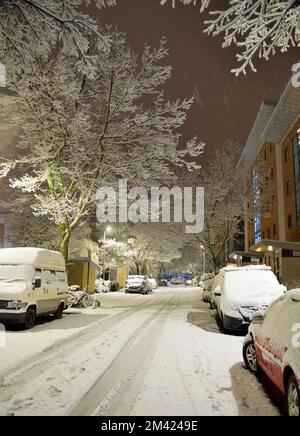 Verschneite Wohnstraße in London - 11.. Dezember 2022 Stockfoto