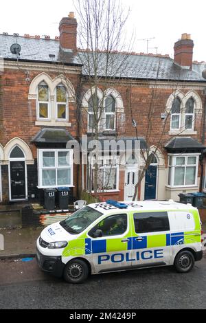 Clarence Road, Handsworth, 18. Dezember 2022. Die Polizei von West Midlands hat bestätigt, dass eine Leiche eines Kindes im Garten eines Anwesens an der Clarence Road in Handsworth, Birmingham, gefunden wurde. Die Polizei ist weiterhin auf dem Terrassengrundstück stationiert, wo florale Tribut an einem Tor, das zu den hinteren Gärten führt, hinterlassen wurden. Ein Grundstück hinter dem Haus wurde mit brauner Plane bedeckt, die den Tatort bedeckt. Ein 40- und 41-jähriger Mann wurde wegen Vernachlässigung angeklagt, weil er den Tod eines Kindes verursacht oder zugelassen hat. Quelle: Stop Press Media/Alamy Live News Stockfoto