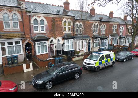 Clarence Road, Handsworth, 18. Dezember 2022. Die Polizei von West Midlands hat bestätigt, dass eine Leiche eines Kindes im Garten eines Anwesens an der Clarence Road in Handsworth, Birmingham, gefunden wurde. Die Polizei ist weiterhin auf dem Terrassengrundstück stationiert, wo florale Tribut an einem Tor, das zu den hinteren Gärten führt, hinterlassen wurden. Ein Grundstück hinter dem Haus wurde mit brauner Plane bedeckt, die den Tatort bedeckt. Ein 40- und 41-jähriger Mann wurde wegen Vernachlässigung angeklagt, weil er den Tod eines Kindes verursacht oder zugelassen hat. Quelle: Stop Press Media/Alamy Live News Stockfoto