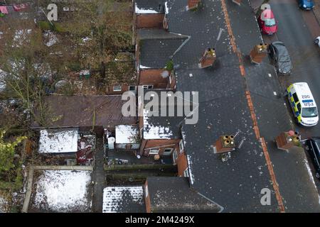 Clarence Road, Handsworth, 18. Dezember 2022. Die Polizei von West Midlands hat bestätigt, dass eine Leiche eines Kindes im Garten eines Anwesens an der Clarence Road in Handsworth, Birmingham, gefunden wurde. Die Polizei ist weiterhin auf dem Terrassengrundstück stationiert, wo florale Tribut an einem Tor, das zu den hinteren Gärten führt, hinterlassen wurden. Ein Grundstück hinter dem Haus wurde mit brauner Plane bedeckt, die den Tatort bedeckt. Ein 40- und 41-jähriger Mann wurde wegen Vernachlässigung angeklagt, weil er den Tod eines Kindes verursacht oder zugelassen hat. Quelle: Stop Press Media/Alamy Live News Stockfoto