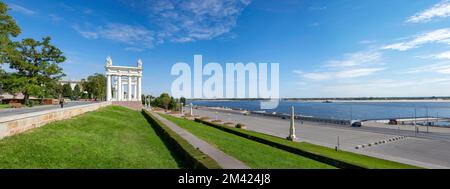 WOLGOGRAD, RUSSLAND - 19. SEPTEMBER 2021: Panorama des Ufers der Stadt Wolgograd Stockfoto