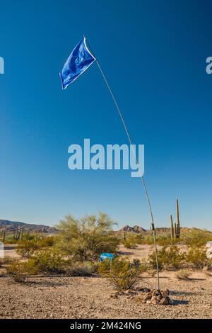 Wasserfass mit blauer Flagge, für Migranten, die durch die Wüste wandern, Bates Well Rd, El Camino del Diablo, Organ Pipe Cactus Natl Monument, Arizona Stockfoto