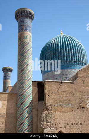 Minarette und Kuppel des mittelalterlichen Mausoleums von Gur-Emir. Samarkand, Usbekistan Stockfoto