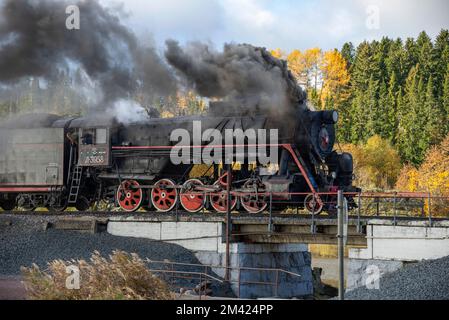 SORTAVALA, RUSSLAND - 09. OKTOBER 2022: Retro-Dampflokomotive auf der Bühne Sortavala-Ruskeala. Karelien, Russland Stockfoto