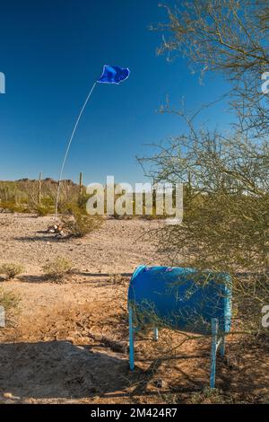 Wasserfass mit blauer Flagge, für Migranten, die durch die Wüste wandern, Bates Well Rd, El Camino del Diablo, Organ Pipe Cactus Natl Monument, Arizona Stockfoto